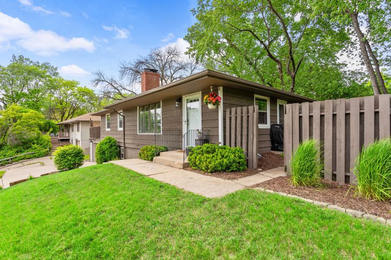 3706 W 90th St, Bloomington, MN 55431