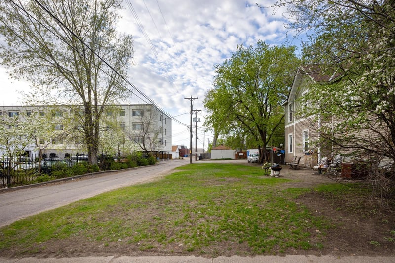 947 26th Ave NE, Minneapolis, MN 55418