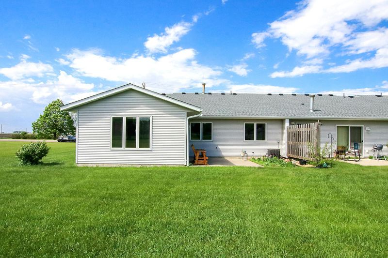 505 8th St W, Winthrop, MN 55396