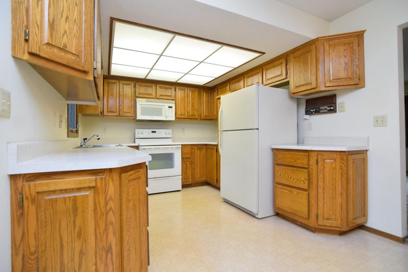 1000 Leisure Ln, Burnsville, MN 55337