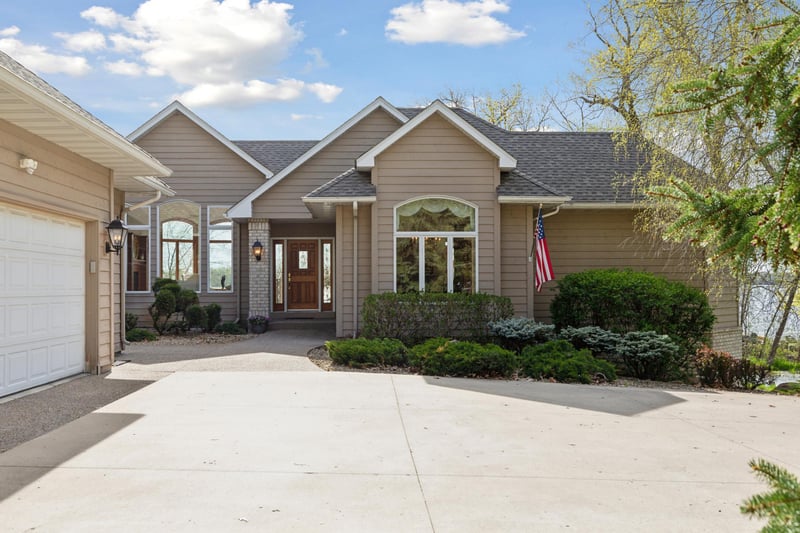 5942 Hobe Ln, White Bear Lake, MN 55110