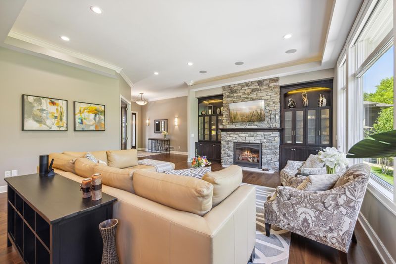 12 Creekside Ln, North Oaks, MN 55126