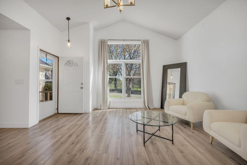 2045 Belmont Ln E, North Saint Paul, MN 55109
