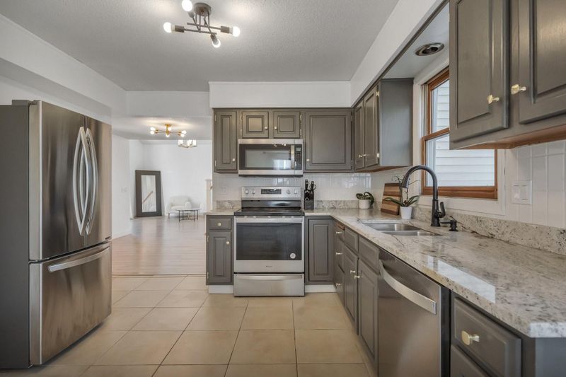 2045 Belmont Ln E, North Saint Paul, MN 55109