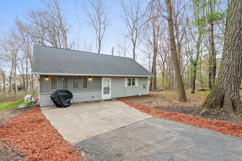 1995 Glenwood Dr NE, Cambridge, MN 55008
