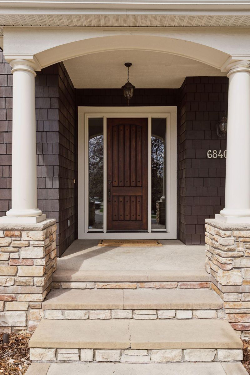 6840 Lucy Ridge Ln, Chanhassen, MN 55317
