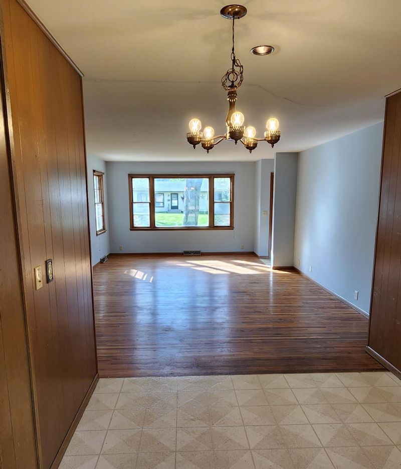 1037 Pleasant Ln, Faribault, MN 55021