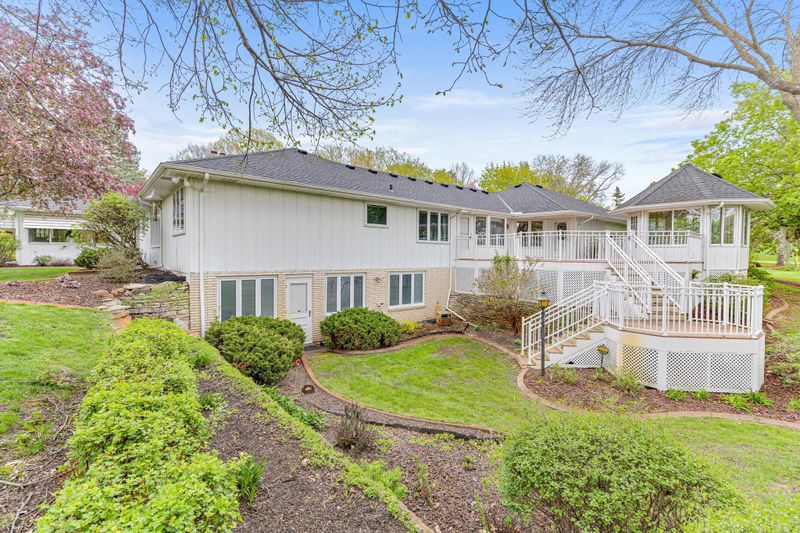 13 Ridge Rd, North Oaks, MN 55127