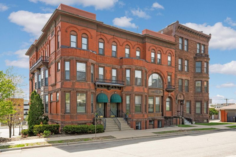 162 College Ave W #2, Saint Paul, MN 55102
