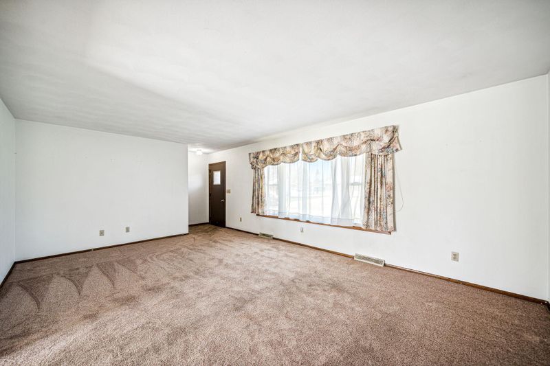 206 Chestnut St E, Morristown, MN 55052