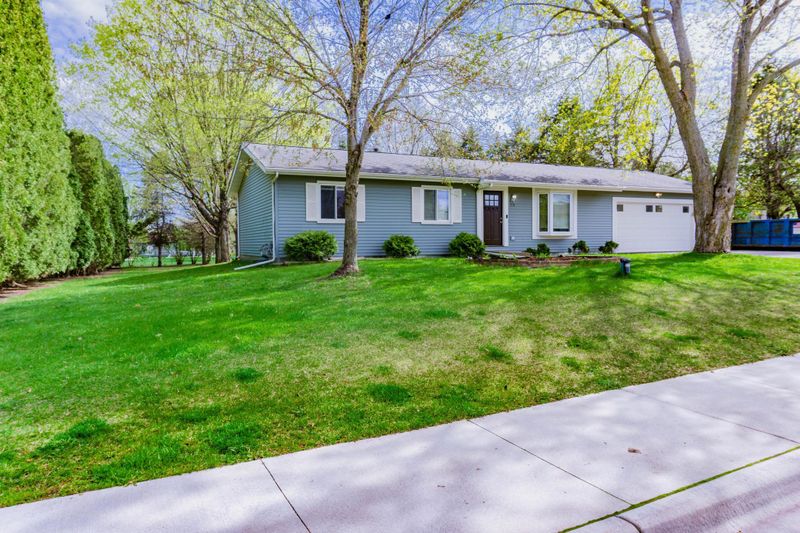 715 Kirche Hill Dr, Carver, MN 55315