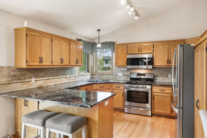 1313 Hillswick Pl, Mahtomedi, MN 55115