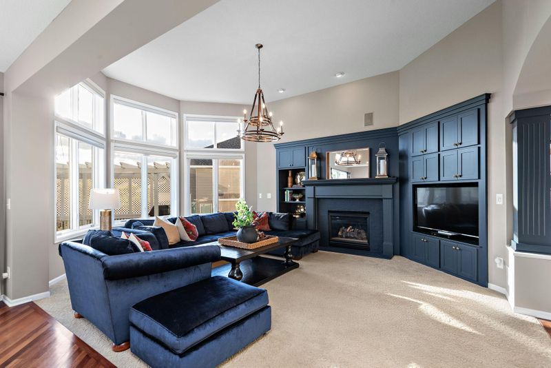 1504 Thomas Ln, Eagan, MN 55122
