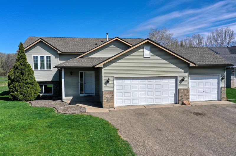 10928 Shoreline Ct, Center City, MN 55013