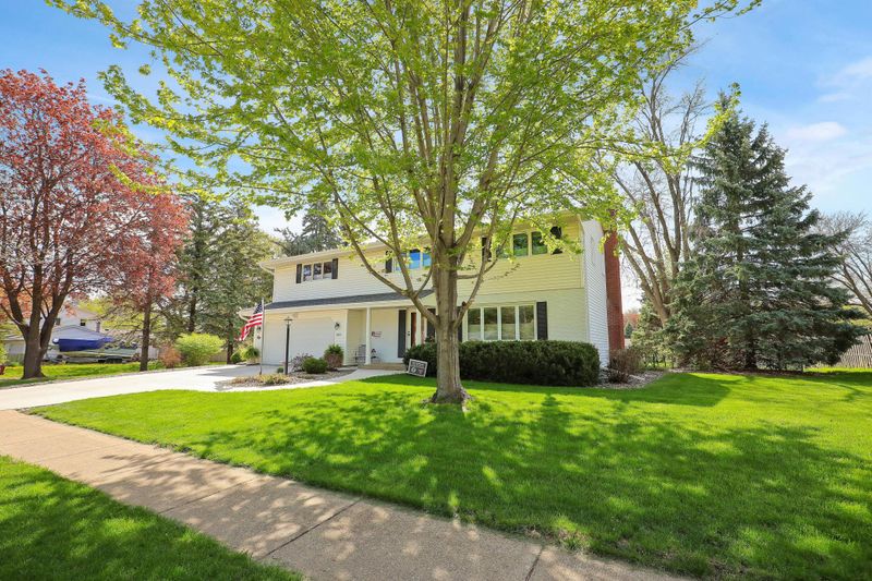 2213 River Hills Dr, Burnsville, MN 55337