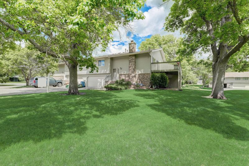 7034 Pima Ln, Chanhassen, MN 55317