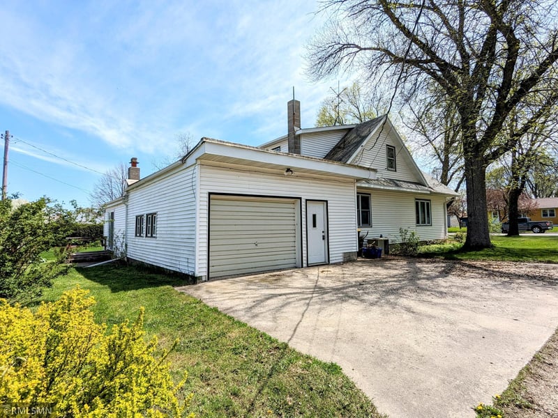 820 Ash Ave, Bird Island, MN 55310