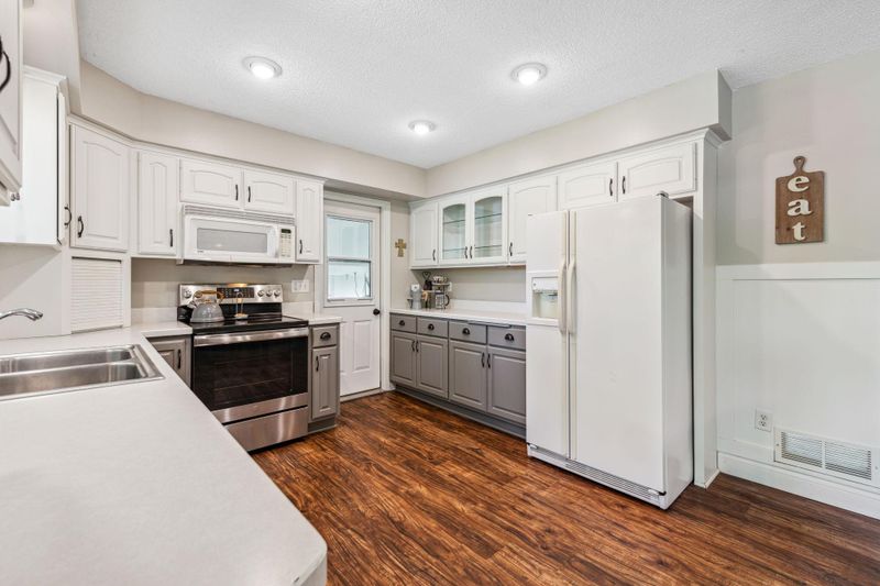 1295 Valleyview Rd, Chaska, MN 55318
