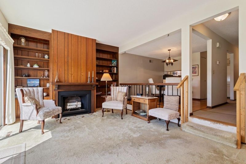 617 Maple Park Dr, Mendota Heights, MN 55118