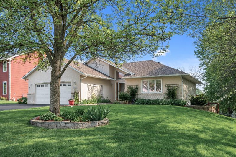 16300 Godson Dr, Lakeville, MN 55044