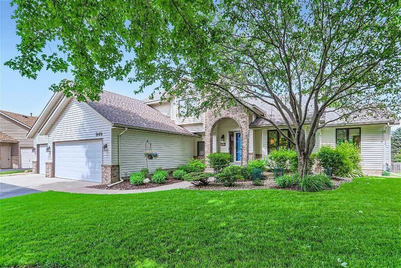 949 Trillium Ct, Eagan, MN 55123