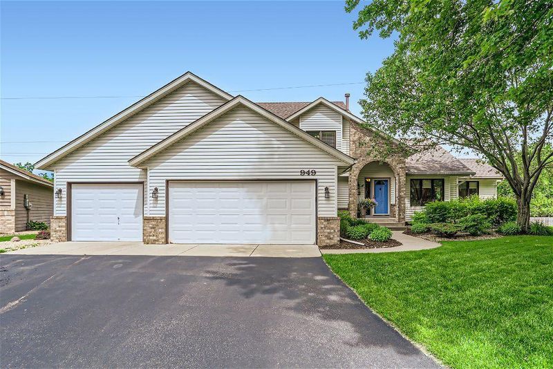 949 Trillium Ct, Eagan, MN 55123