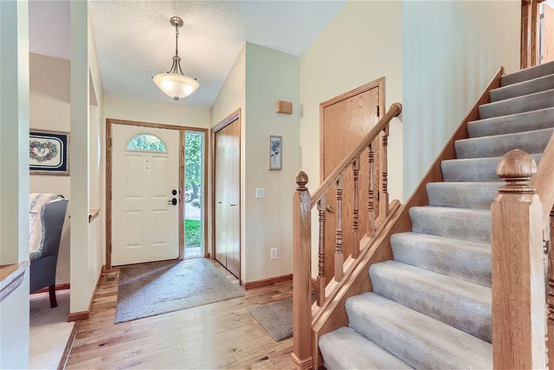 949 Trillium Ct, Eagan, MN 55123