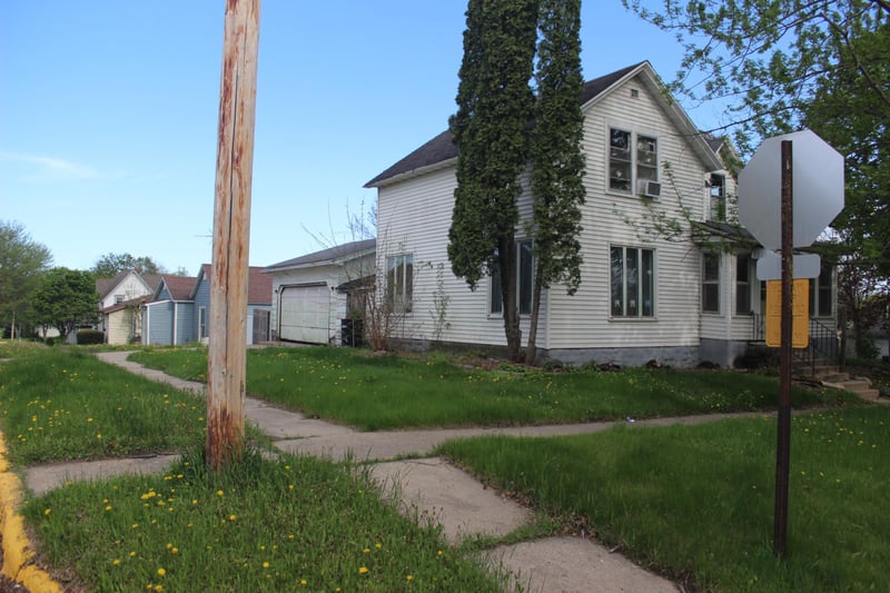 202 S Henry St, Elmore, MN 56027