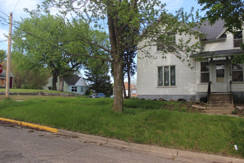 202 S Henry St, Elmore, MN 56027