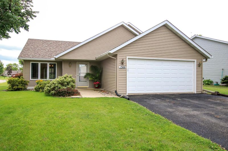 1300 Prairie View Dr SW, Hutchinson, MN 55350