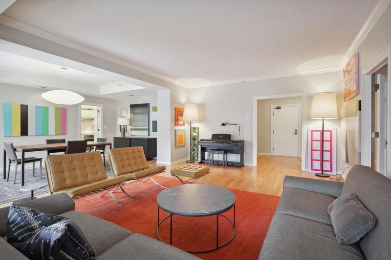 1201 Yale Pl #102, Minneapolis, MN 55403