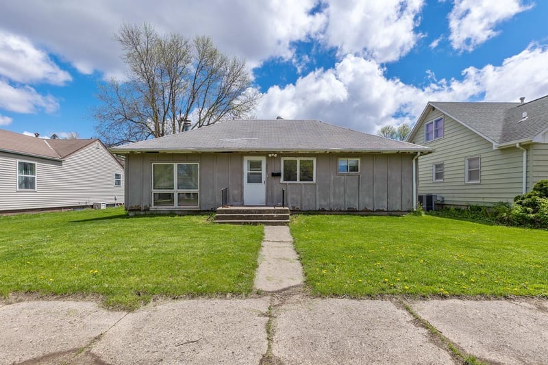 207 Snure St, Lakefield, MN 56150