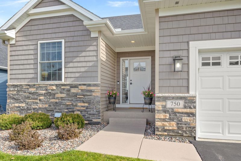 750 Crossroads Ct, Chanhassen, MN 55317