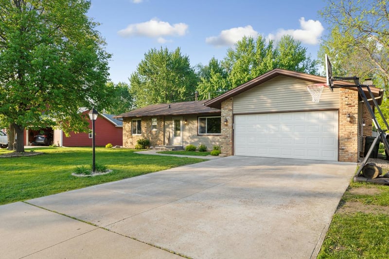 16468 Gannon Ave W, Lakeville, MN 55068