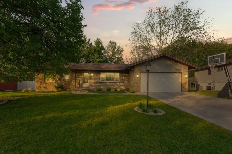 16468 Gannon Ave W, Lakeville, MN 55068