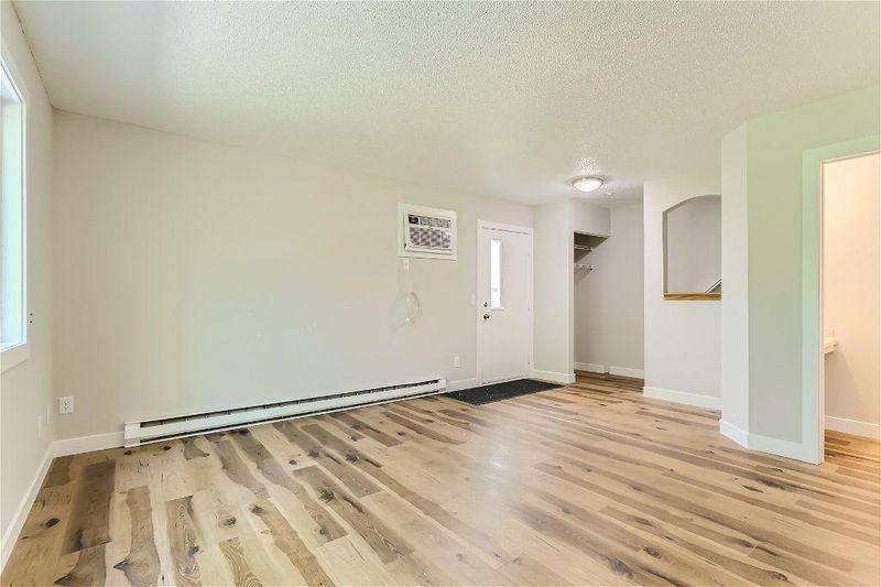 54 E 13th St, Waconia, MN 55387