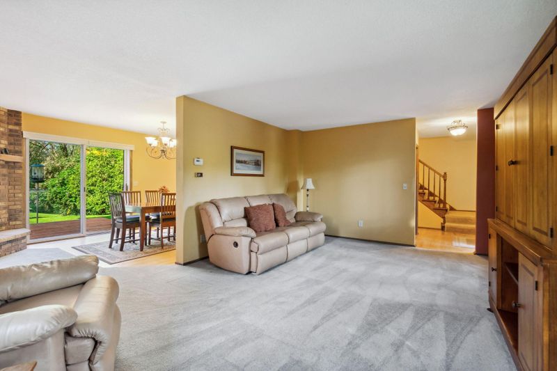 1260 Josephine Rd, Roseville, MN 55113