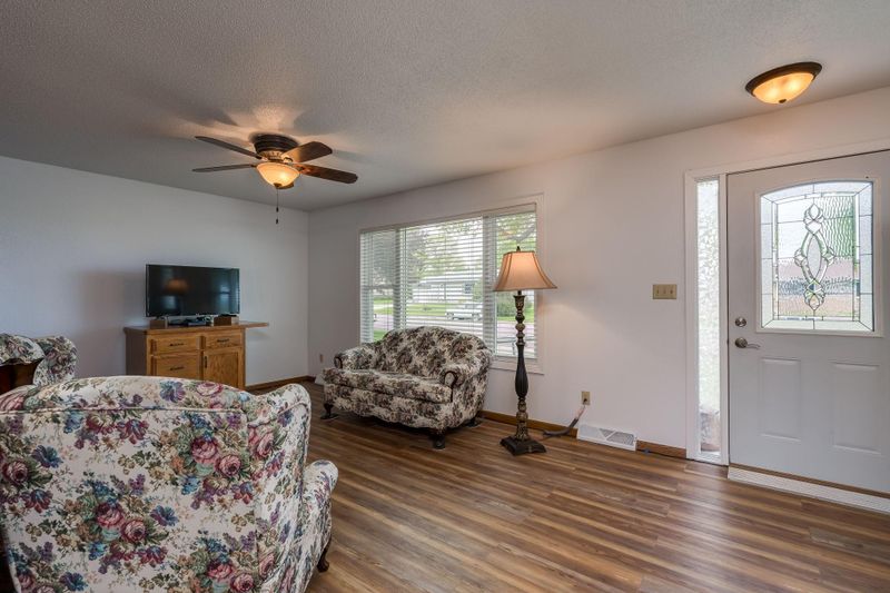 720 W 5th St, Winthrop, MN 55396