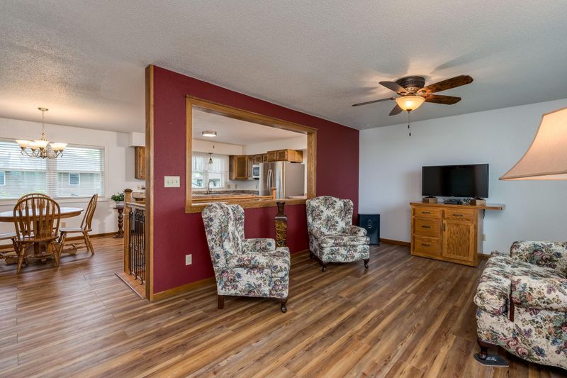 720 W 5th St, Winthrop, MN 55396