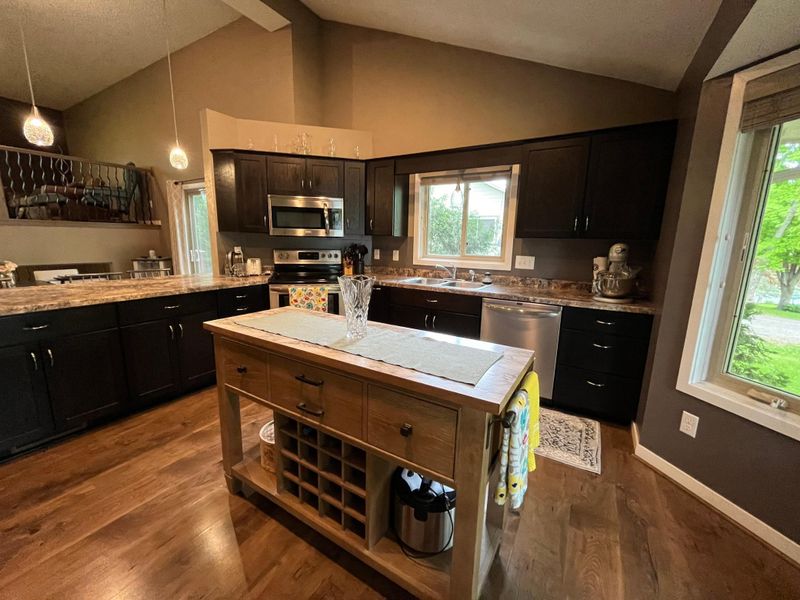 1103 Maplewood Dr, Delano, MN 55328
