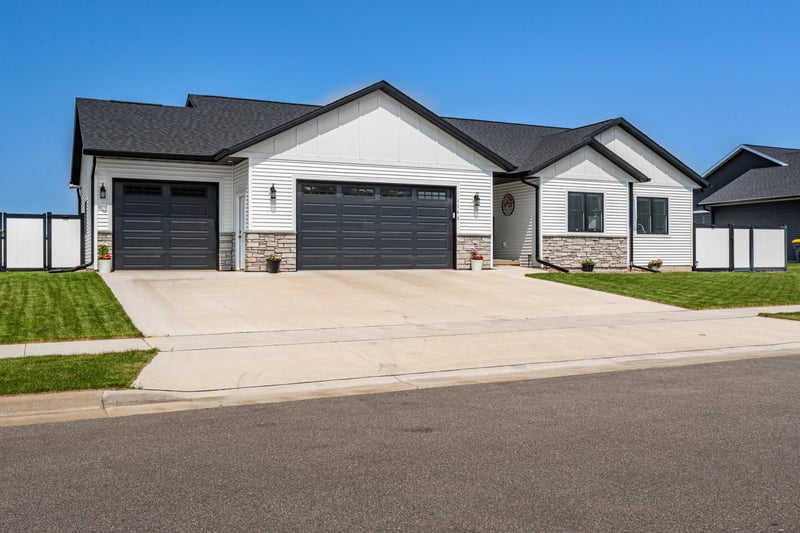 1142 Bridger Dr, Holmen, WI 54636