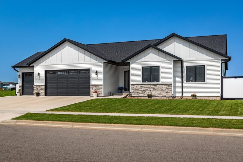 1142 Bridger Dr, Holmen, WI 54636