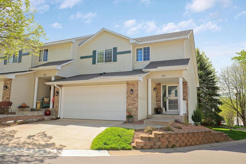 917 Kelly Ct, Chanhassen, MN 55317
