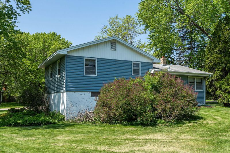 401 Whitegate Ln, Wayzata, MN 55391