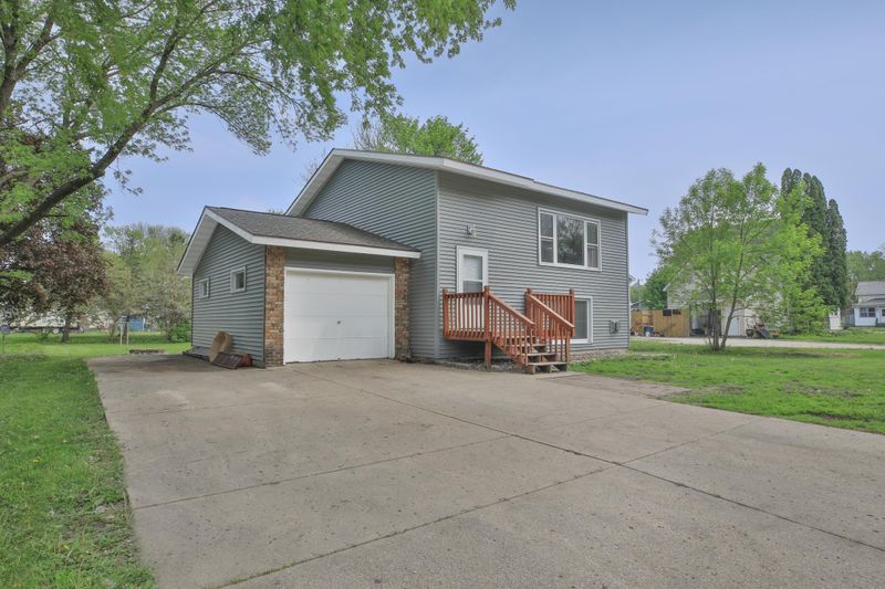 523 7th St SW, Waseca, MN 56093