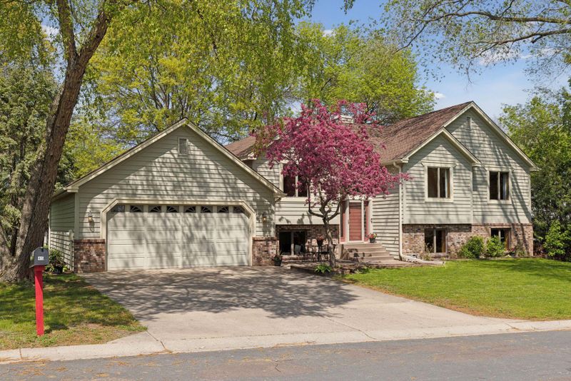 415 Walnut Ln, Shoreview, MN 55126