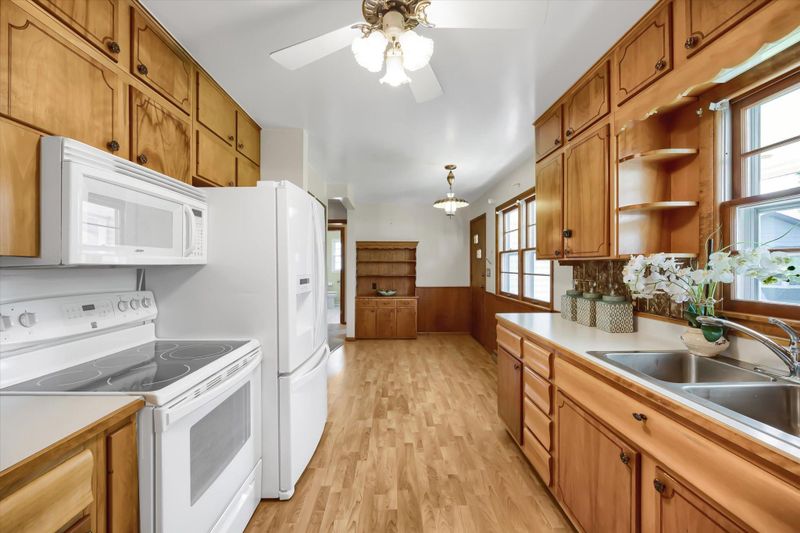 320 E 5th St, Chaska, MN 55318