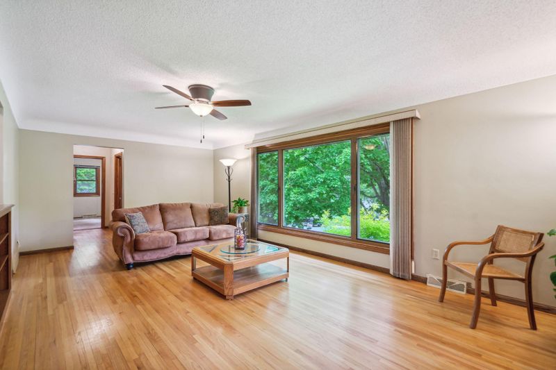 2301 W 139th St, Burnsville, MN 55337