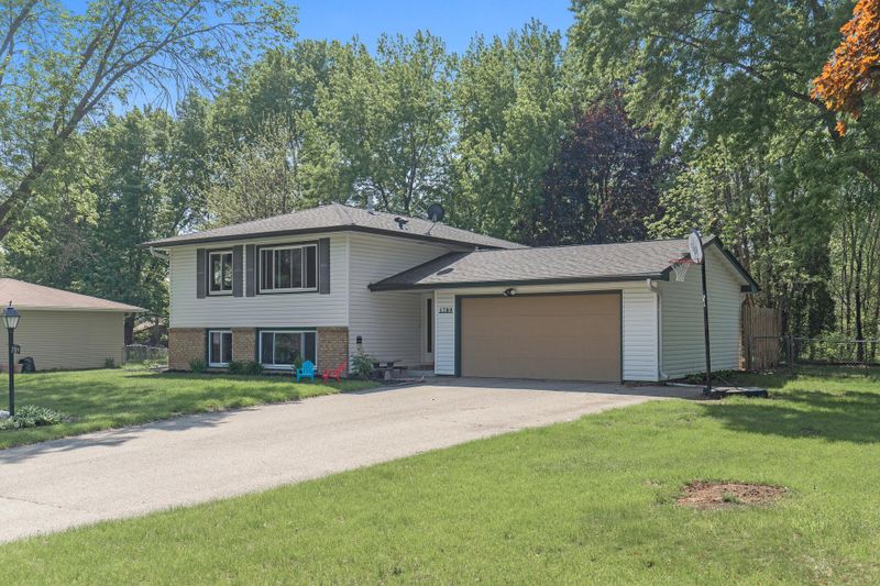 1789 Serpentine Dr, Eagan, MN 55122