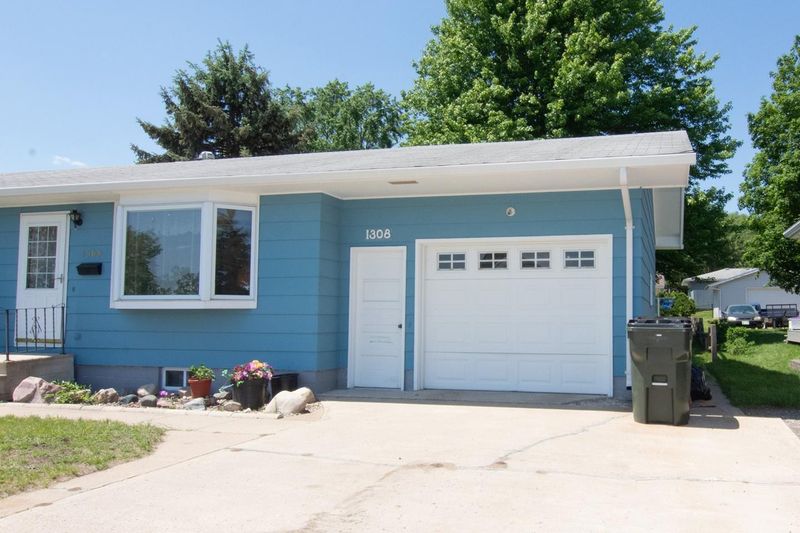 1308 N 5th St, Saint Peter, MN 56082